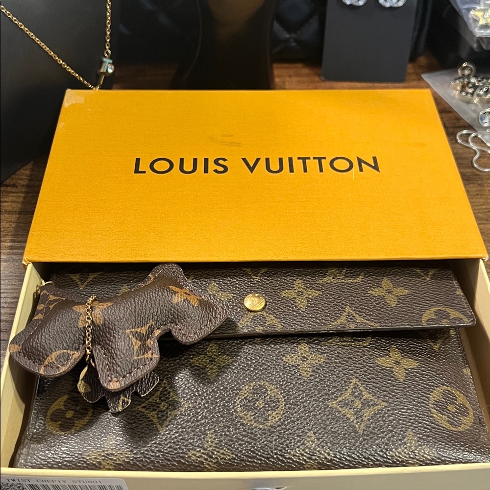 Beautiful 100% Authentic Louis Vuitton Monogram Clutch Fold-Over Wallet - Picture 4 of 15